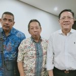 Ketua LBH GBI, Dr. Hanan Soeharto (paling kanan)didampingi mantan Perwil GBI Jakarta Utara, Pdt. Darius