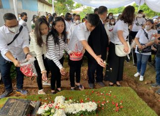 Direktur HMT, Ronny Tambayong Diantar Keluarga dan Ratusan Pelayat ke Tempat Peristirahatan Terakhir HMT Tour and Travel