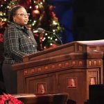 Sister-Tracy-Y.-Browning-penasihat-kedua-dan-Presidensi-umum-pertama-berbicara-selama-kebaktian-Natal-Presidensi-Utama-di-pusat-Konferensi-di-Salt-Lake-City-Utah-pada-hari-Minggu-3-Desember-2023