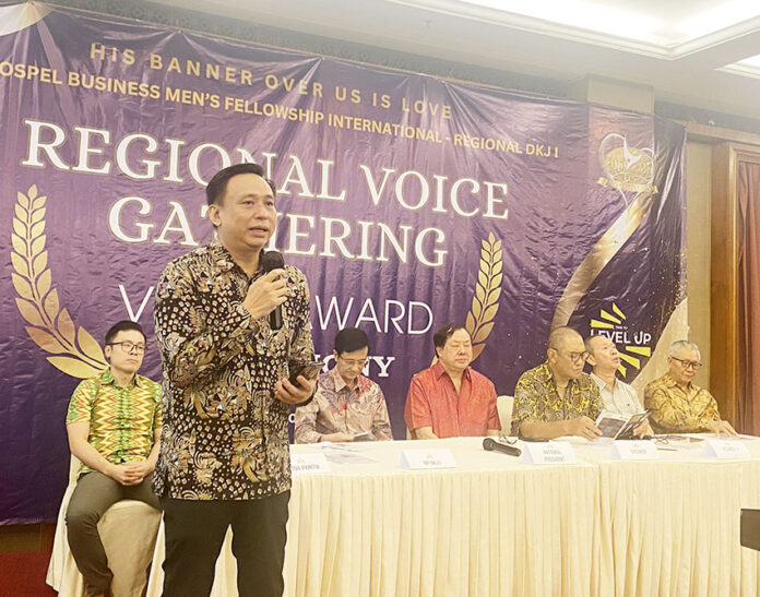 National Voice Director, Ferry Gregorious, saat memberikan sambutan dan penjelasan berhubungan dengan majalah voice baik cetak maupun online